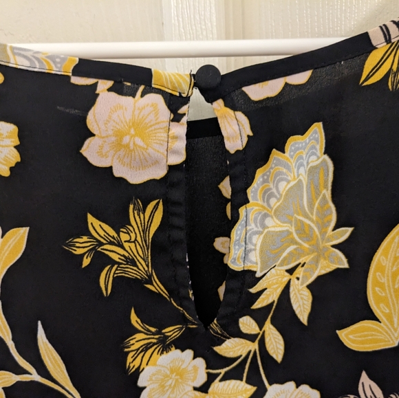 LOFT black, flutter sleeve blouse in a yellow floral pattern, size 24 - Picture 2 of 12